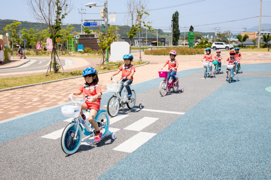 증평읍 남하리 어린이자전거 공원에서 어린이들이 자전거 올바르게 타는 방법 등을 체험하고 있다. 사진=증평군 제공

