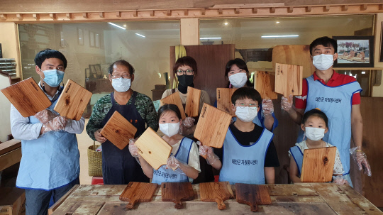 태안읍에 위치한 `유나무공방`에 모여 위생도마를 제작해 관내 취약계층 30가구에 전달했다.사진=태안군 제공
