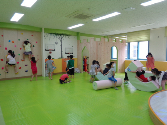 공주교동초등학교병설유치원(원장 김순호)은 3~5세 유아들의 발달에 적합한 행복공간 `차오름`놀이터를 조성해 큰 호응을 보이고 있다. 사진=공주교동초 제공 
