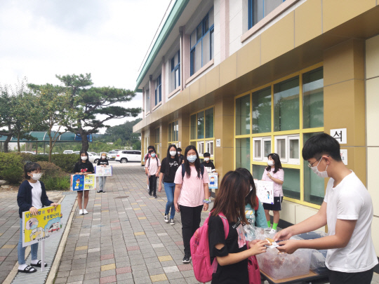 음성 남신초등학교는 지난 15일부터 16일까지 이틀간 학생 자치회가 중심이 돼 `등굣길 코로나19 극복 캠페인` 활동을 실시했다.       사진=남신초 제공
