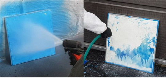 분사 장비로 시멘트 표면에 프러시안블루 흡착제를 포함한 하이드로겔 제염 코팅제를 분사한 뒤(왼쪽) 세척수로 코팅제를 제거하는 모습. 사진=한국원자력연구원 제공
