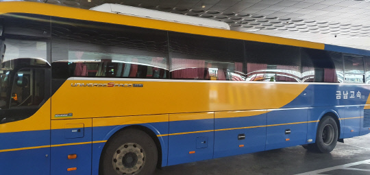 코로나 19 영향으로 고객이 급감한 충남지역 의 한 시외버스. 사진=충남버스운송사업조합 제공
