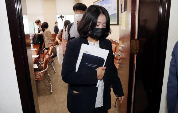더불어민주당 윤미향 의원이 15일 국회 환경노동위원회 전체회의에 참석한 뒤 회의실을 나오고 있다. [사진=연합뉴스]