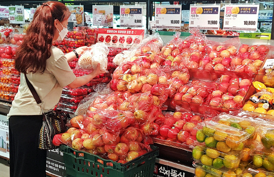 유통매장에서 과일을 고르는 모습. 사진제공=농수산식품유통공사
