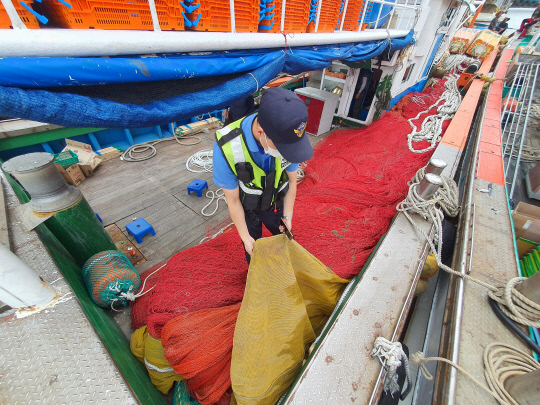 보령해경은 수산자원보호와 어업질서확립을 위해 지난 7월 1일부터 8월 31일까지 두 달간 불법어업 특별단속을 실시해 15척을 적발했다.  사진=보령해경 제공
