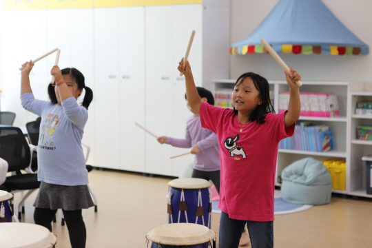 당진 탑동초 학생들이 당진교육지원청 초등돌봄센터에서 난타를 배우고 있다. 사진=충남도교육청 제공

