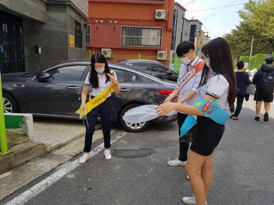 대전생활과학고 학생들이 흡연예방 차원에서 지역사회 캠페인을 벌이며, 담배꽁초 줍기 활동을 벌이고 있다. 사진 = 대전시교육청 제공 

