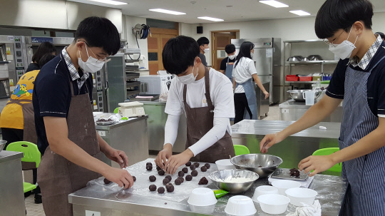 대전산업정보고 학생들이 제빵 수업에서 단팥빵 속에 넣는 앙금을 만드는 과정을 익히고 있다. 사진 = 대전시교육청 제공 
