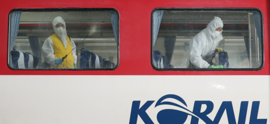명절을 앞두고 23일 오후 대전 대덕구 한국철도공사 대전차량사업소에서 직원들이 운행을 앞둔 열차를 소독하고 있다. 신호철 기자
