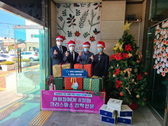 보령시 대천2동은 8월의 크리스마스 기부 캠폐인을 벌여 도움의 손길이 필요한 아동들에게 물품을 전달했다. 사진=보령시 제공
