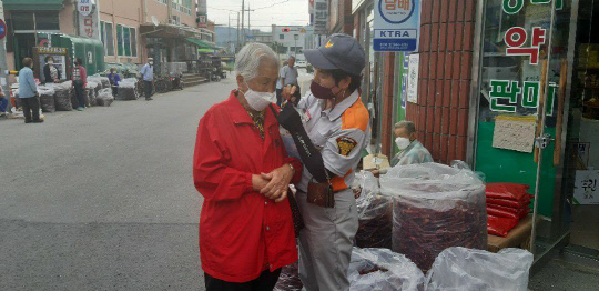 공주소방서(서장 류석윤) 유구읍여성의용소방대가 코로나19 확산 방지를 위한 마스크와 마스크 목걸이 나눔 봉사활동 및 캠페인을 펼쳤다. 사진=공주시 제공 
