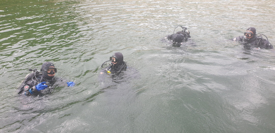 충북소방 특수구조대가 골든타임 대응력 강화를 위해 깊은 물 잠수 훈련을 실시하고 있다. 사진=충북소방본부 제공
