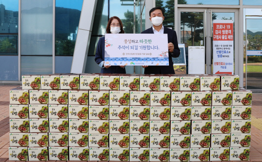 한국산림복지진흥원은 28일 대전 동구 자원봉사센터를 찾아 희망의 마음을 담은 추석선물을 전달했다. 선물은 공주 산림조합으로부터 구매한 알밤으로, 지역 소외계층에게 전달될 예정이다. 염종호 산림복지진흥원 부원장은 