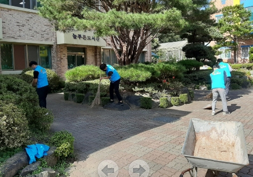 농어촌공사 직원들이 아동복지설 주변 청소를 하고 있다. 사진=한국농어총공사 부여지사제공
