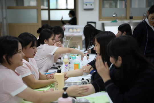 보건 간호의 날을 맞아 대전대성여고 학생들이 보건간호과 의료 실습을 체험해보고 있다. 사진=대전시교육청 제공
