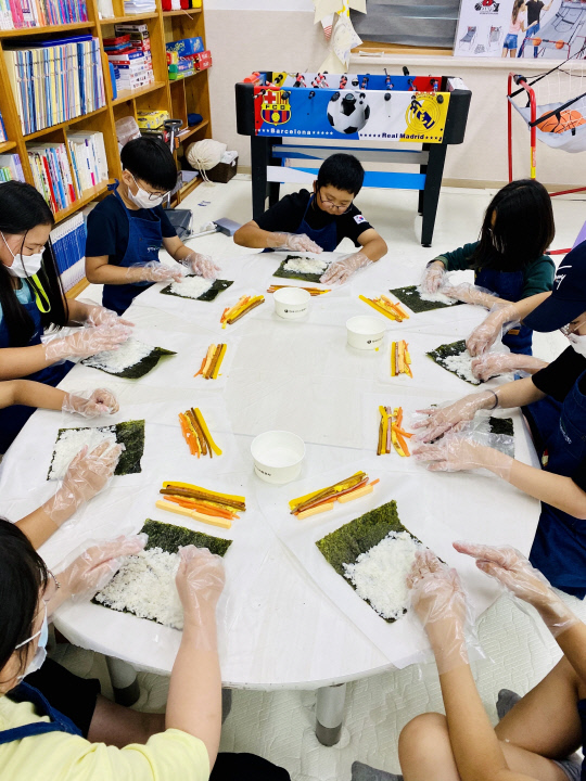 외산초 학생들이 외산 아미골 마을학교에서 김밥 만들기 수업을 진행하고 있다. 사진=충남도교육청 제공
