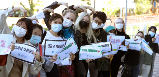 한글날을 하루 앞둔 8일 오후 대전 배재대학교에서 한국어교육원 학생들이 한글사랑 피켓을 들고 서 있다. 신호철 기자
