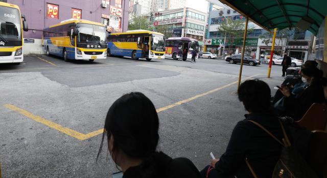 40년 이상 된 낡고 낙후된 유성시외버스터미널에서 승객들이 버스를 기다리고 있다.신호철 기자
