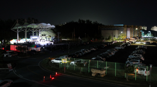 지난 8일 군 문화예술회관 야외무대에서 열린 `아름다운 가사가 들리는 콘서트`.사진=태안군 제공
