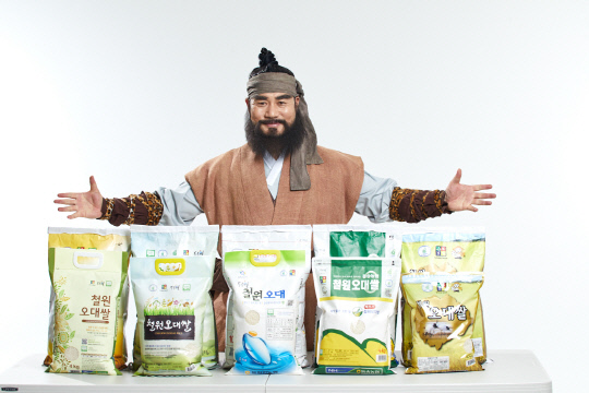 철원군 홍보대사인 탤런트 정흥채씨가 오대쌀을 홍보하고 있다.