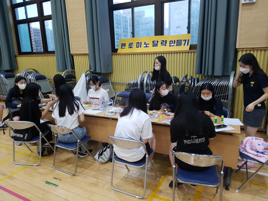 대전 둔산여고 강당에서 학생들이 펜토미노 달력 만들기 체험을 하고 있다. 사진=대전시교육청 제공
