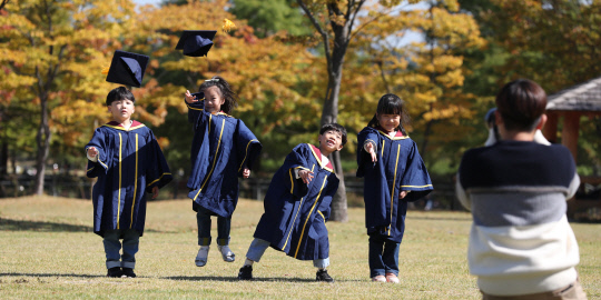 15일 오후 대전 한밭수목원을 찾은 유치원생들이 졸업사진 촬영을 하며 즐거운 표정을 짓고 있다. 신호철 기자

