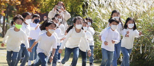 15일 오후 대전 한밭수목원을 찾은 유치원생들이 무궁화 꽃이 피었습니다 놀이를 하며 환하게 웃고 있다. 신호철 기자
