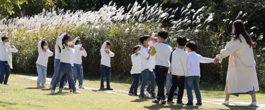 15일 오후 대전 한밭수목원을 찾은 유치원생들이 무궁화 꽃이 피었습니다 놀이를 하며 환하게 웃고 있다. 신호철 기자
