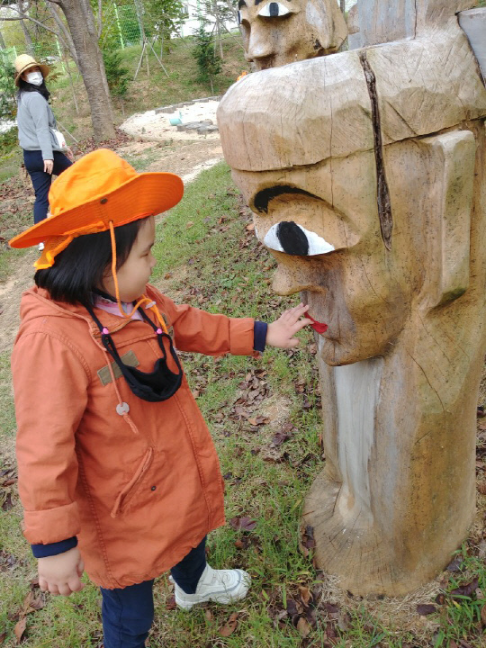 유아숲 체험활동 모습=규암초등학교병설유치원 제공
