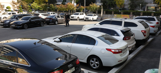 사회적 거리두기가 1단계로 완화된 이후 첫 주말인 18일 대전 중구 한 교회 주차장에 수많은 차량들이 주차돼 있다. 신호철 기자
