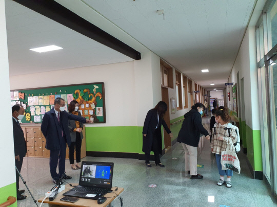 김상열 (왼쪽)교육장이 지역 초등학교 및 중학교를 방문해 등교 수업을 지원하고 있다.      사진=음성교육지원청 제공

