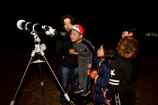 마산초 학생들이 물버들 마을학교에서 운영하는 별 보기 프로그램에 참가해 별을 관측하고 있다. 사진=물버들 마을학교 제공

