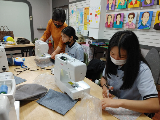 판교중 학생들이 마을주민들과 함께 `홈패션` 수업에 참가해 옷을 재봉하고 있다. 사진=판교중 제공
