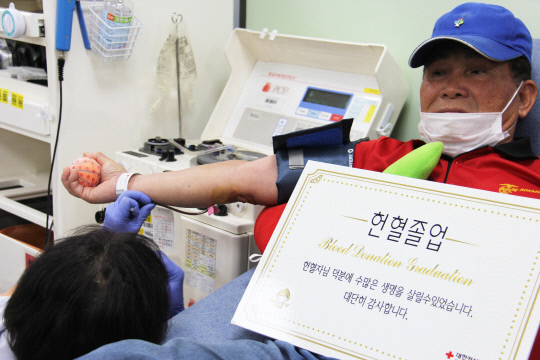 생애 마지막 헌혈을 하고 있는 이범진 씨. 사진=대전세종충남혈액원 제공
