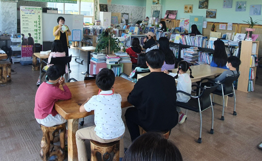 홍성군 홍복읍의 다올 책사랑방이  학생들을 대상으로 홍성인물 특강을 하고 있다. 사진=홍성군 제공
