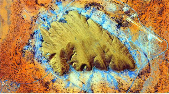 한국항공우주연구원이 `제10회 대한민국 SNS대상`에서 공공부문 대상을 받았다. 사진은 연구원이 SNS를 통해 공개한 우리 인공위성이 촬영한 아름다운 지구의 모습(호주 울루루 바위). 사진=한국항공우주연구원 제공
