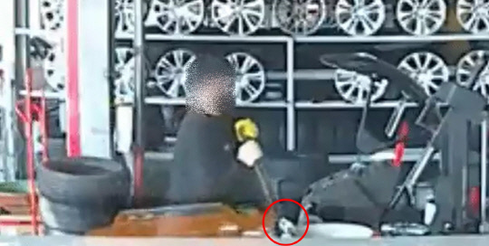 타이어뱅크 매장의 한 직원이 고객의 멀쩡한 타이어휠을 고의로 훼손하는 장면. 사진=온라인 커뮤니티 `보배드림` 캡쳐
