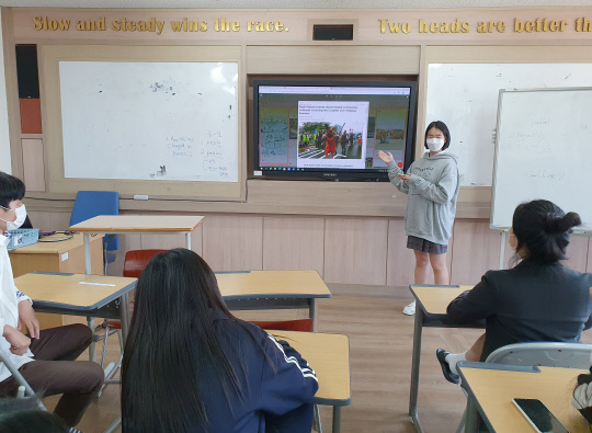 대덕고 1학년 최윤희 학생이 영어로 프레젠테이션을 하고 있다. 사진=대전시교육청 제공
