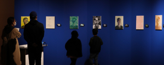 25일 대전시립미술관에서 열리고 있는 대전비엔날레 2020을 찾은 시민들이 1전시실에서 `넌페이셜 포트레이트`를 관람하고 있다. 신호철 기자
