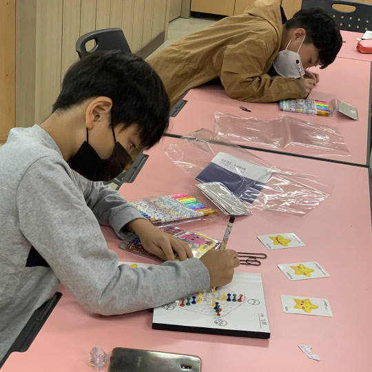 신탄진초등학교 한 학생이 에듀힐링 프로그램에서 자신의 감정을 그래프로 작성하는 활동을 하고 있다. 사진=대전시교육청 제공
