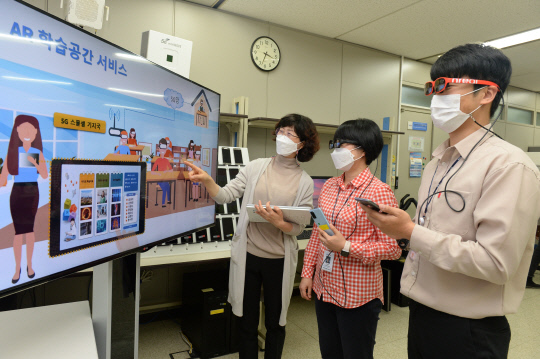한국전자통신연구원 연구진이 5G 스몰셀을 활용 가능한 서비스로 스마트 학교 상황을 가정해 비대면 교육 서비스를 시연하고 있다. 사진=한국전자통신연구원 제공
