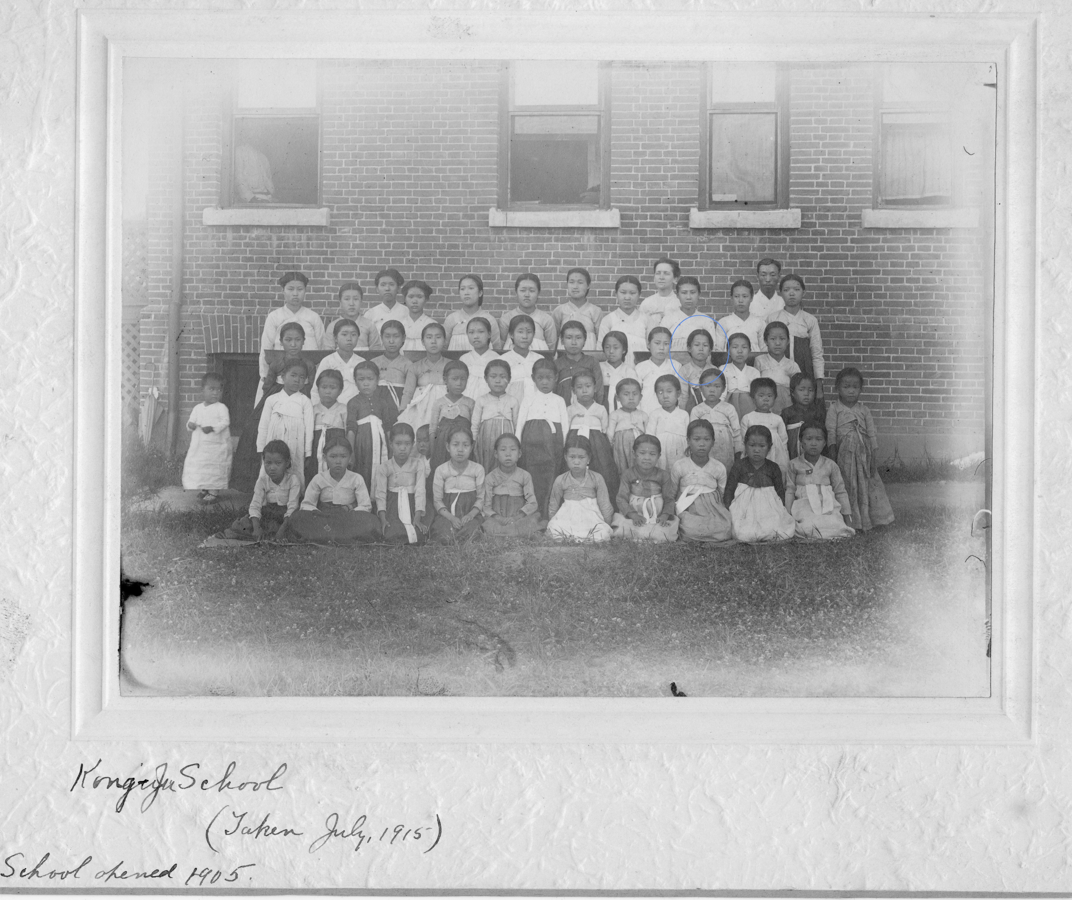 1915년 7월 명선 여학교(영명학교) 단체사진. 앞에서 세번째 줄 오른쪽 세번째 학생이 유관순 열사로 추정되며, 마지막 줄 오른쪽에서 다섯번째 키큰 사람이 사애리시 여사이다. 사진=충남역사문화연구원 제공