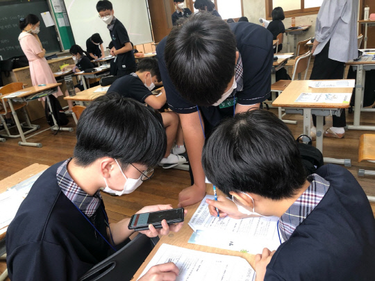 지난 8월 28일 `2020 학교로 찾아가는 진로 직업 체험의 날` 행사에 대전대청중학교 학생들이 교실에 모여 모둠별로 교육청 멘토와 전화 인터뷰 미션을 수행하고 있다. 사진=대전시교육청 제공
