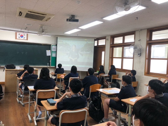지난 8월 28일 `2020 학교로 찾아가는 진로 직업 체험의 날` 행사에 대전대청중학교 학생들이 교실에서 교육청 소개 영상을 시청하고 있다. 사진=대전시교육청 제공

