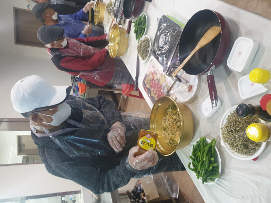 광천읍 노인들이 `어르신의 열린주방` 프로그램에 참가해 요리를 만들고 있다. 사진=홍성군 제공
