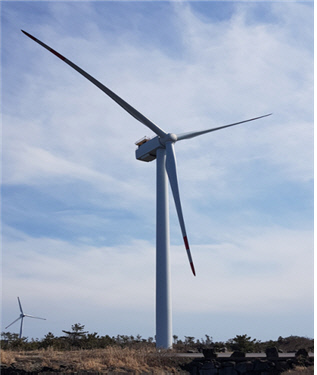 한국에너지기술연구원이 자체 개발한 대형풍력발전시스템 분석 기술을 통해 형식시험 적합 확인서를 획득한 국산 해상풍력발전기. 사진=한국에너지기술연구원 제공
