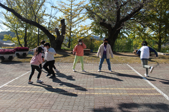 구항초 학생들이 돌봄교실에서 제공하는 `건강한 행복놀이 시간`을 통해 체육활동을 하고 있다. 사진=충남도교육청 제공
