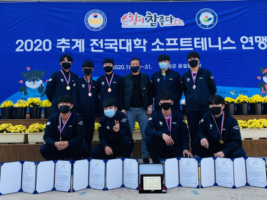 대전대 학생들이 2일`2020 추계 전국대학 소프트테니스 연맹전 대회`에서 메달을 수상하고 사진을 촬영하고 있다. 사진=대전대 제공
