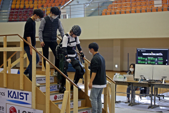 2020 사이배슬론 대회에 참가하는 KAIST 이주현 선수가 출전에 앞서 막바지 훈련을 하고 있다. 사진=KAIST 제공
