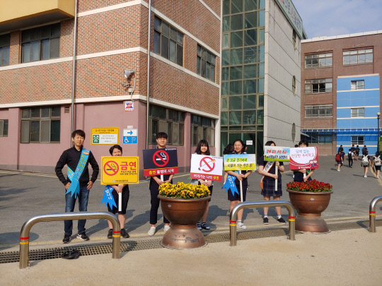 흡연예방사업 심화학교로 선정된 대전 둔원중학교에서 둔원중 학생들이 금연의 중요성을 알리고 있다. 사진=대전시교육청 제공
